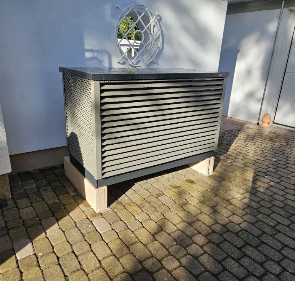 Heizungsbau einer Luft-:Wasserwärmepumpe als Ergänzung zu einem Gaskessel in Nürnberg 1